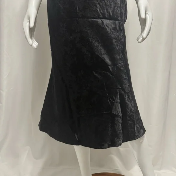 Elegant Black Satin Dress - Picture 5 of 14